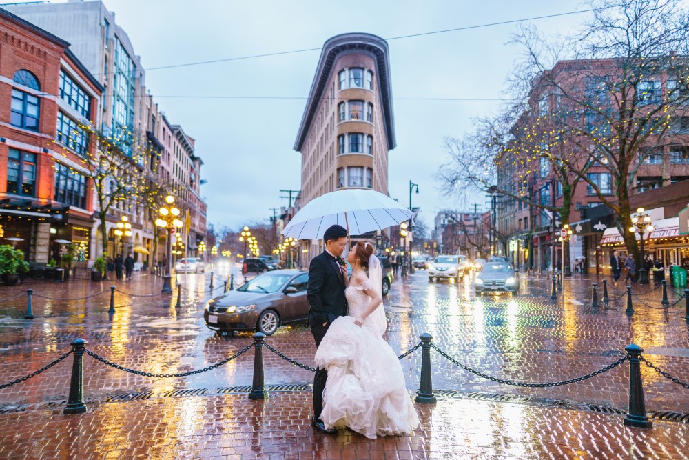 Wedding Couple in Vancouver Street with umbrella by sowedding photography