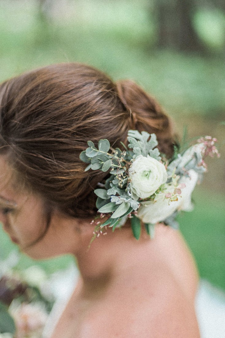 Floral arrangement in bride's hair by Dream Day Bouquet