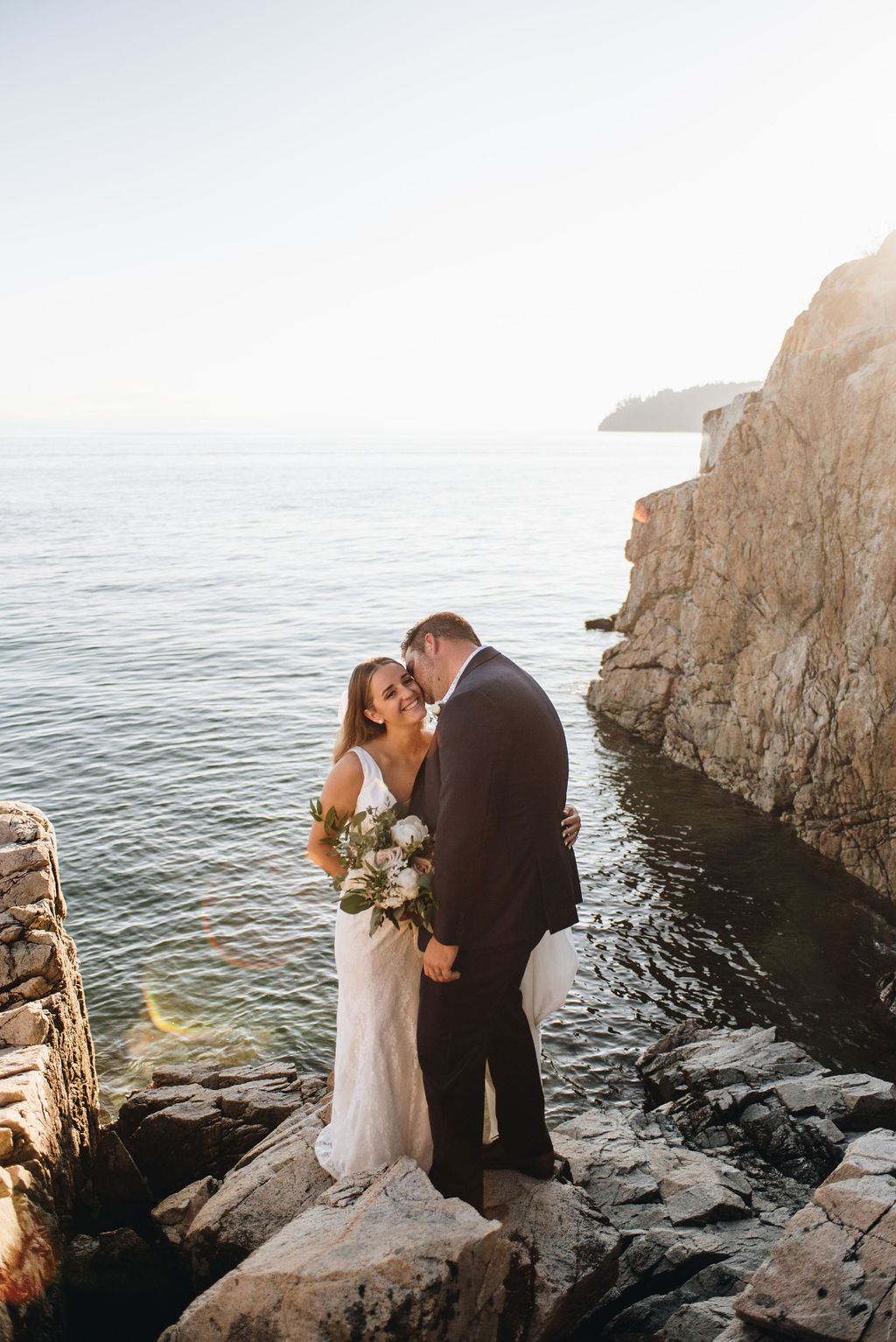 Newlyweds kiss along the cliffs of Keats Island
