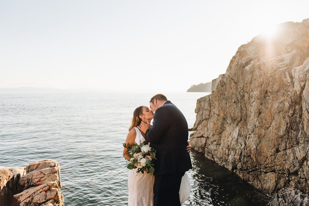 Newlyweds kiss along the cliffs of Keats Island