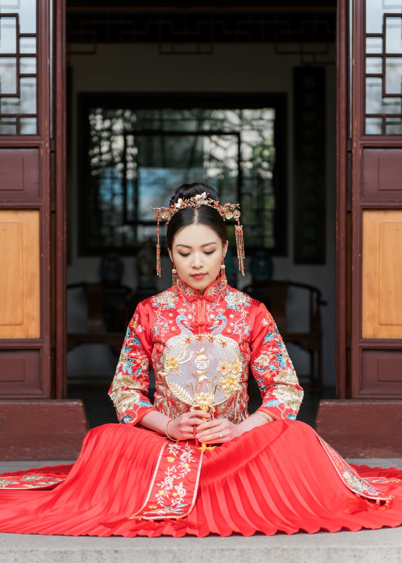 Bride sits in Chinese lotus stance by Lestelle Photography