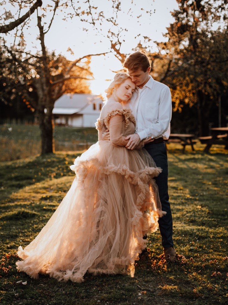 bride and groom in sunset light by Elyse Anna Photography