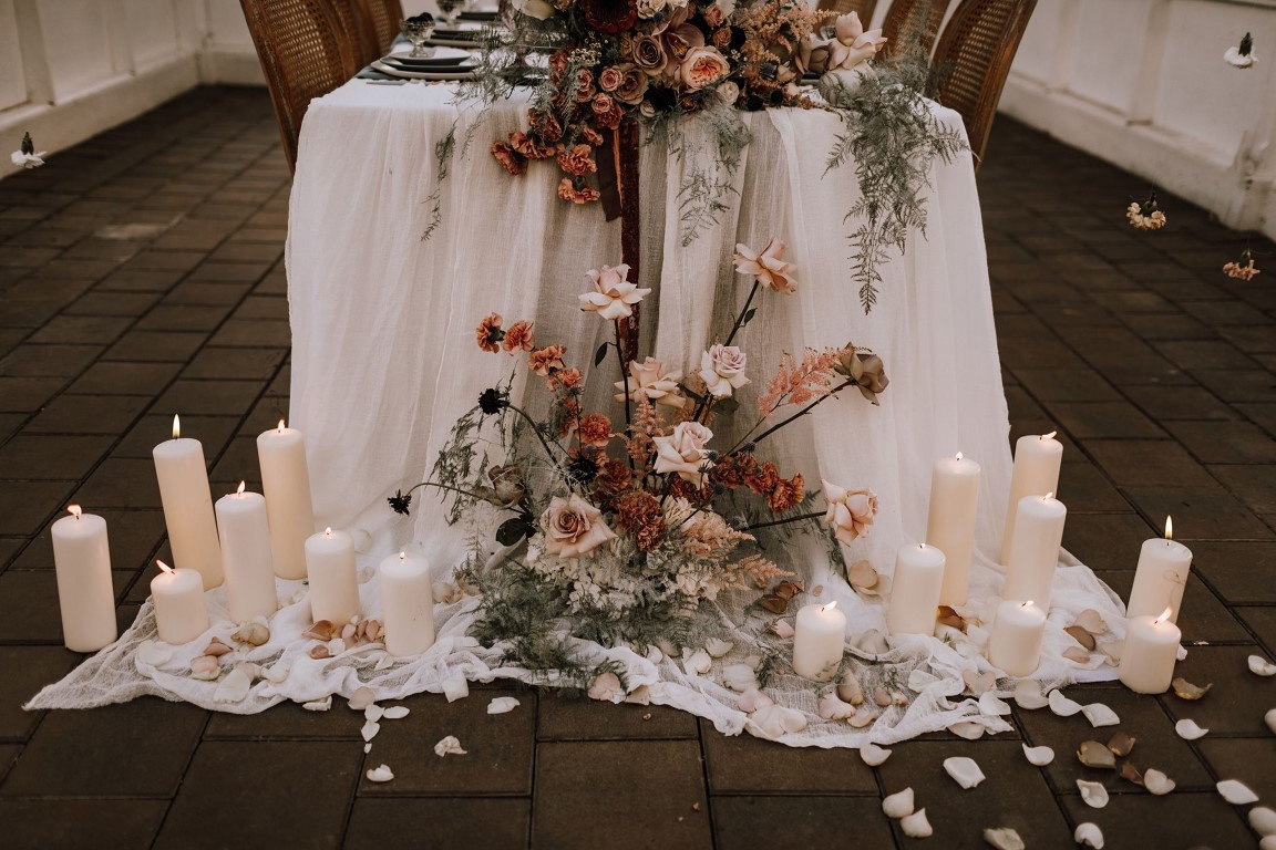 Florals spilling down head table 