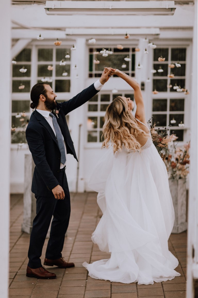 A Greenhouse Romance dance