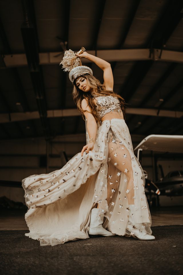 Glam rock bride poses with bouquet by Rivkah Photography