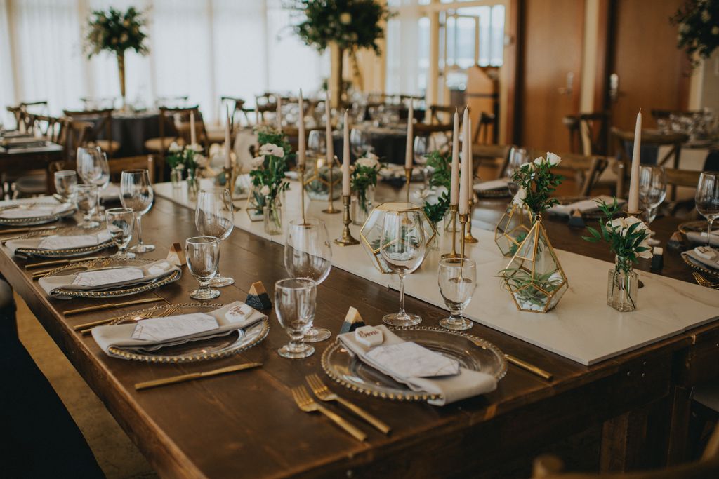 Gold decor with white flowers at Hotel Eldorado