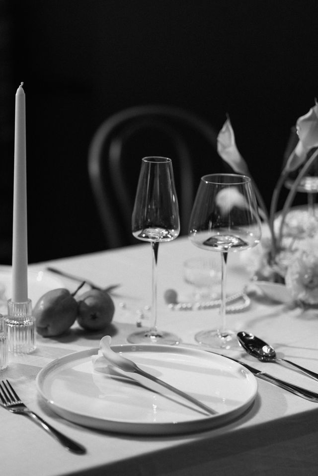 black and white minimalist wedding table decor