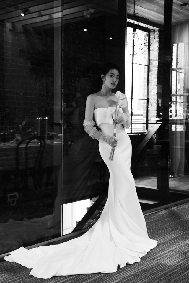 Vancouver bride in white minimalist bridal gown