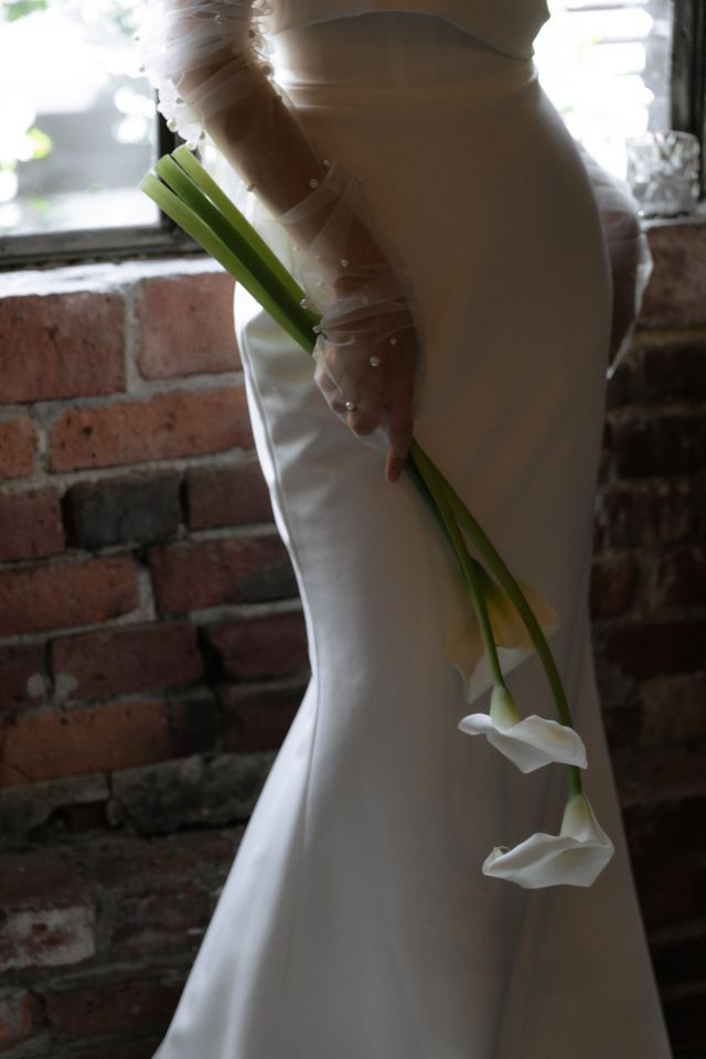 Vancouver bride holds calla lily 