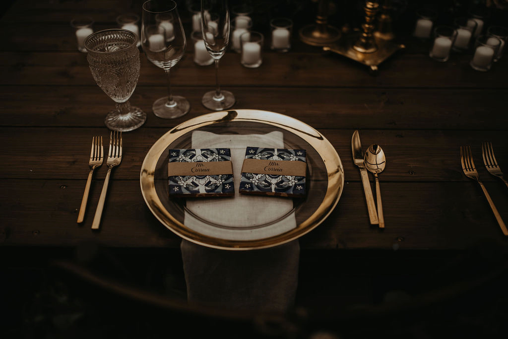 Wedding place setting with gold cutlery by Rivkah Photo