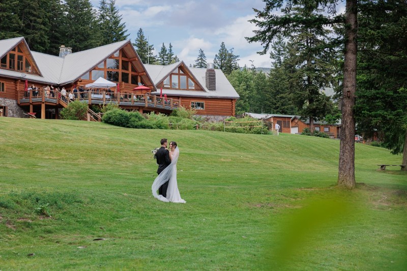 mollysimon-wedding-tyax-outside mollysimon-wedding-tyax-outside