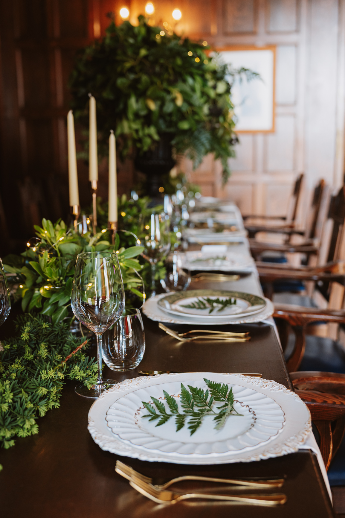 In Bloom West Coast Wedding Show table with plates and greenery