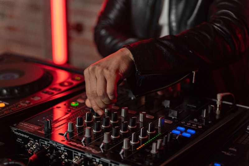 14932_we_know_dj_west_coast_weddings-1 (1)