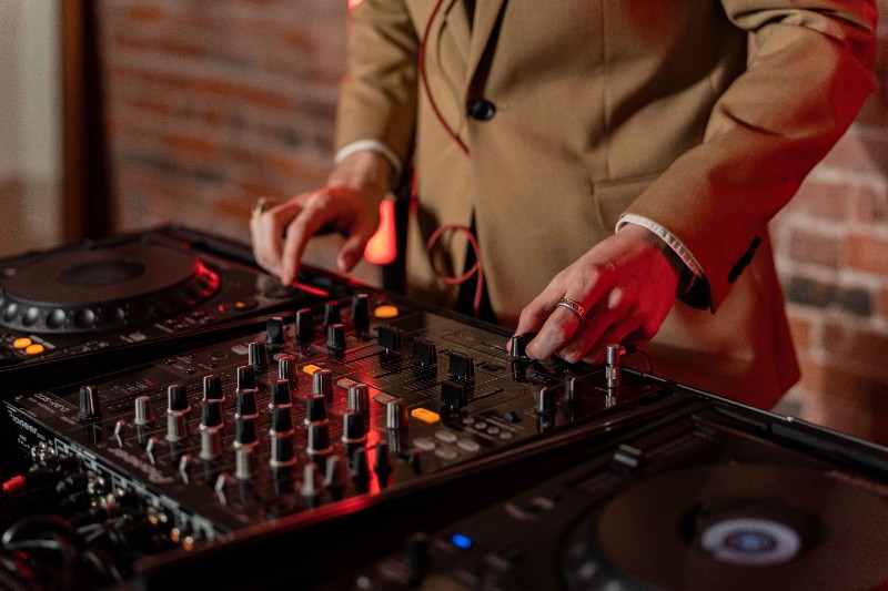 14932_we_know_dj_west_coast_weddings-3 (1)