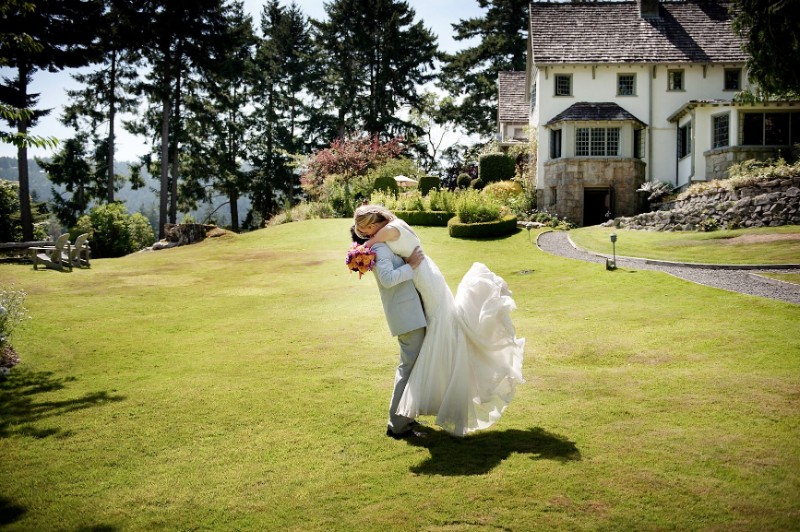 8710_couple-embracing-hastings-house
